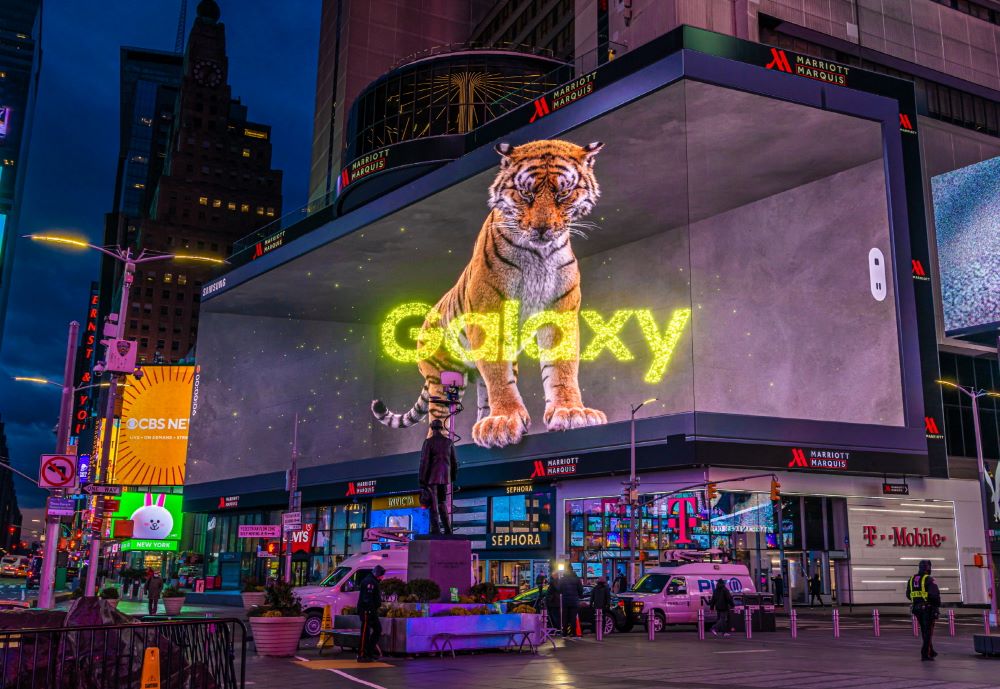 삼성이 뉴욕에서 3D 옥외 광고하고 있는 모습